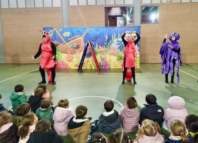 Alumnos de 2º Ciclo Infantil viendo una obra de teatro